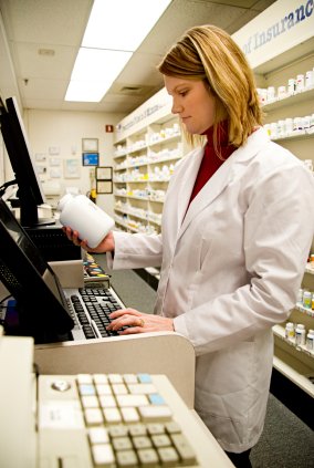 do hospital or retail pharmacists make more money